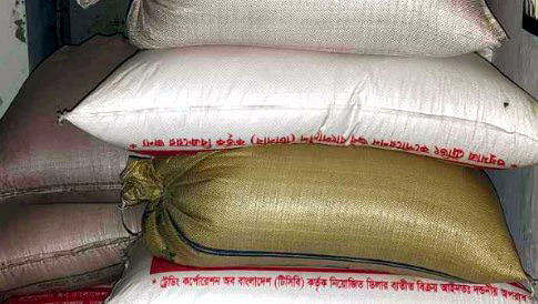 টিসিবির ৮০ বস্তা চাল-ডাল জব্দ, আটক ৩